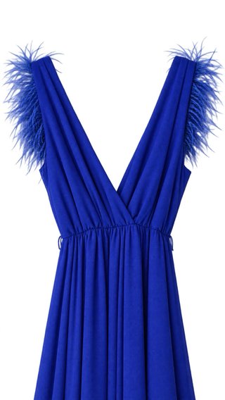 Vestido de fiesta largo azul con plumas.