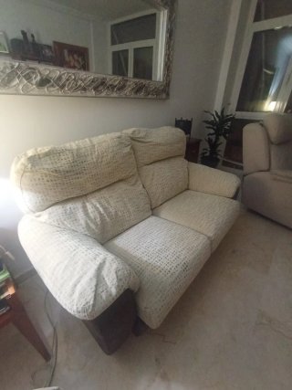 Sofá de dos plazas beige