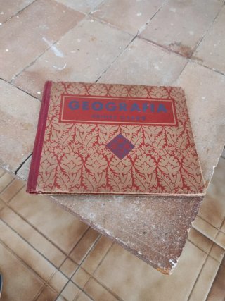 Libro antiguo de geografía