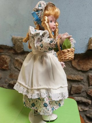 Muñeca de porcelana vintage