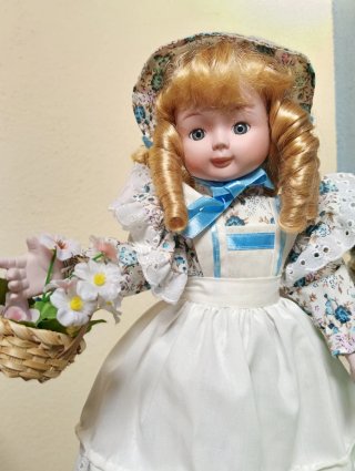 Muñeca de porcelana vintage