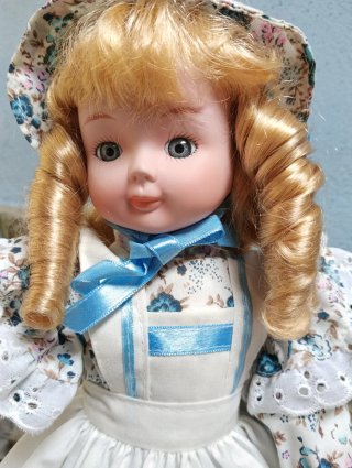 Muñeca de porcelana vintage