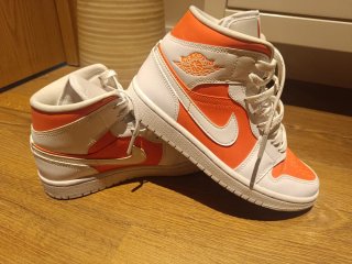 Air Jordan 1 Mid Blancas y Naranjas