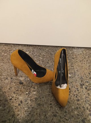 Zapatos de tacón amarillos mostaza y bolso