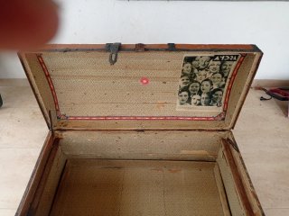 Baúl antiguo de madera y metal de 1933