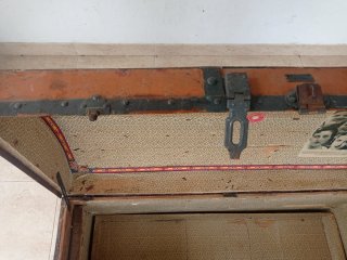 Baúl antiguo de madera y metal de 1933