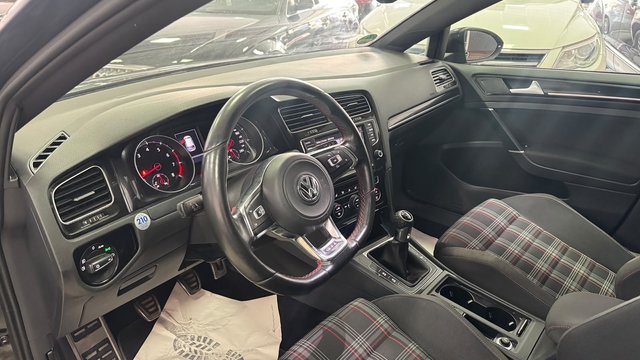 Volkswagen Golf GTI 2.0 TSI 220CV BMT