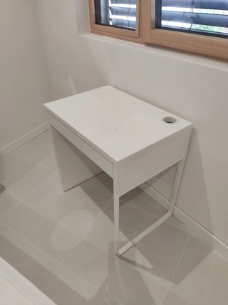Mesa Escritorio Blanca con Cajón. Tiene un golpe.