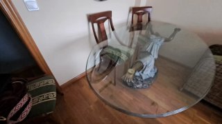 Mesa Cristal Ovalada con Figura Mujer