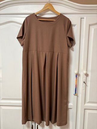 Vestido marrón con pliegues