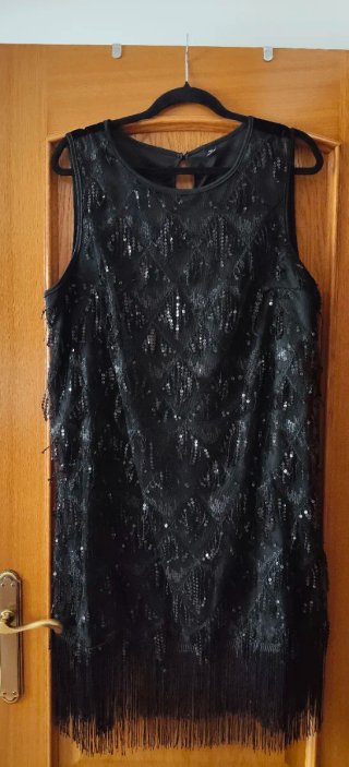 Vestido de fiesta negro con flecos