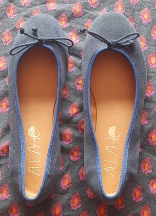 Zapatos tipo bailarina, azules, antelina. Talla 36