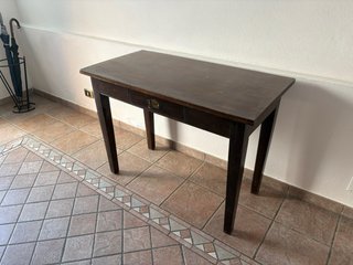 Tavolo in legno con cassetto