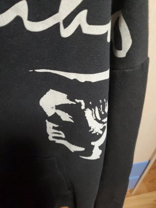 Sudadera Negra con Estampado