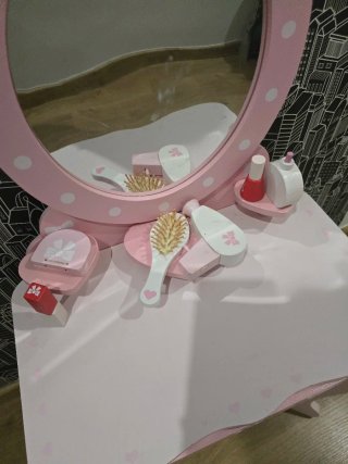 Tocador infantil rosa con espejo y accesorios