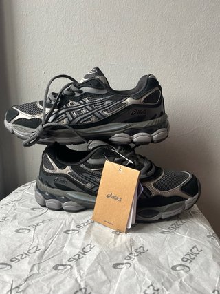 Asics GEL-NYC en color negro y gris Talla 41