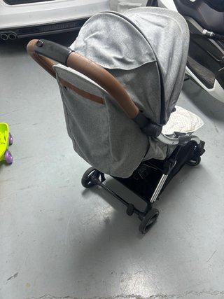 Carrito de bebé gris con lunares