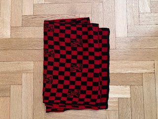 Sciarpa a scacchi rossa e nera louis vuitton