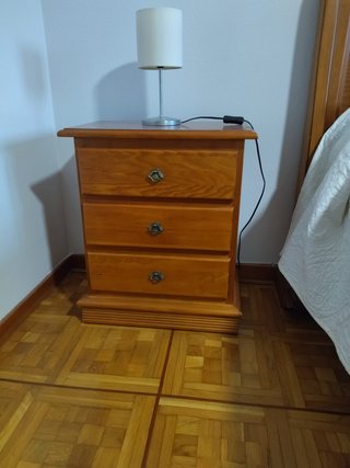 Mesilla de Noche de Madera con 3 Cajones