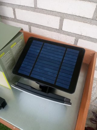 Foco solar LED con sensor movimiento y oscuridad
