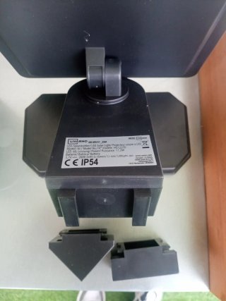 Foco solar LED con sensor movimiento y oscuridad