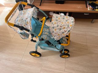 Carrito gemelar de juguete