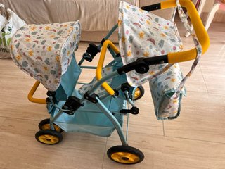 Carrito gemelar de juguete