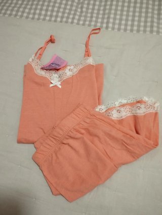 Pijama Coral con Encaje Blanco