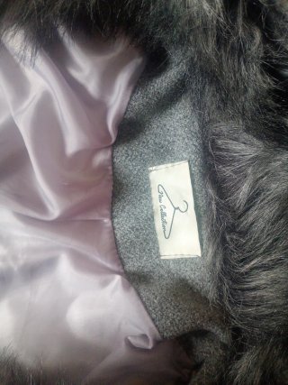 Abrigo Gris con Detalles de Pelo y con botones.