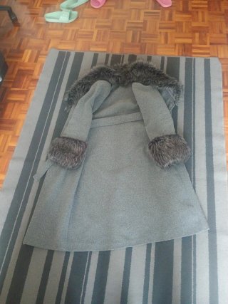 Abrigo Gris con Detalles de Pelo y con botones.