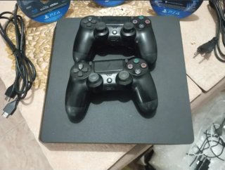 PS4 (PlayStation 4) Slim 1TB + 2 Mandos + 3 Juegos