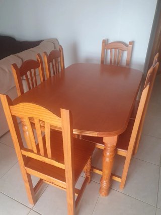 Mesa de comedor de madera con 6 sillas
