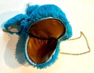 Bolso peluche azul con cadena dorada