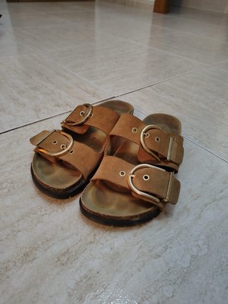 Sandalias Marrones con Hebillas Doradas