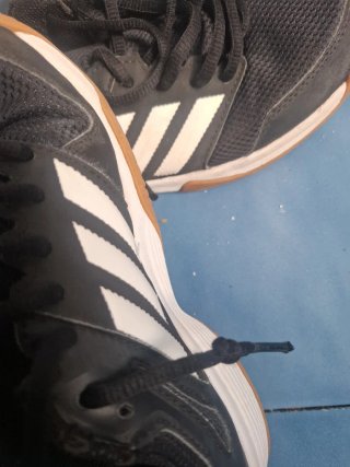 Zapatillas Adidas Negras y Blancas