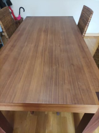 Mesa y sillas de madera de teca