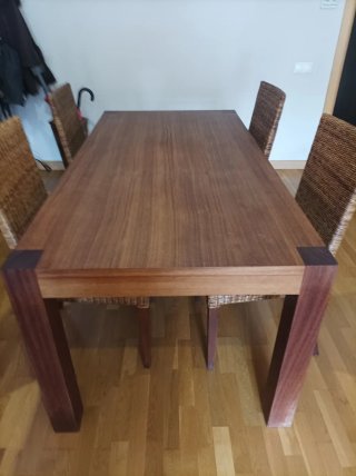 Mesa y sillas de madera de teca