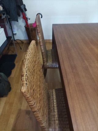 Mesa y sillas de madera de teca