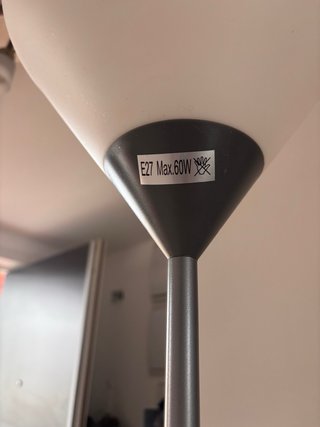 Lámpara de pie con foco orientable