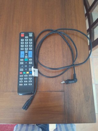 Mando de TV y cable de alimentación