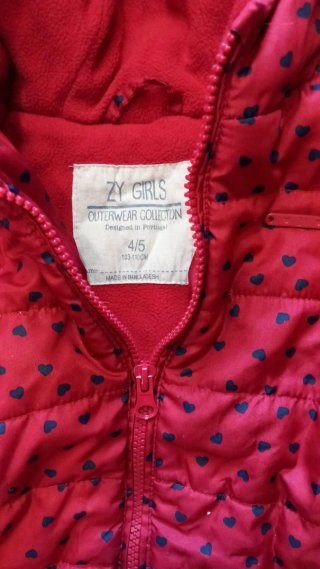 Casaco infantil vermelho com corações