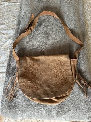 Bolso de ante con flecos y bordado