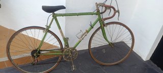 Bicicleta de carretera vintage verde