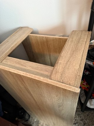 Mueble de TV de madera y la mesa