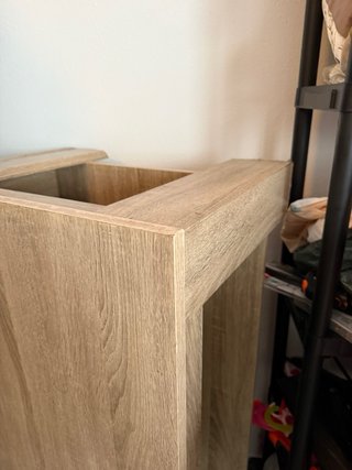 Mueble de TV de madera y la mesa