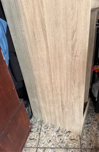 Mueble de TV de madera y la mesa