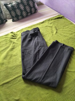 Pantalón de hombre gris y jersey