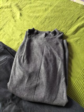 Pantalón de hombre gris y jersey