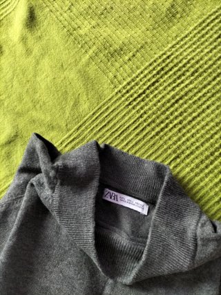 Pantalón de hombre gris y jersey