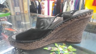 Sandalias de cuña de piel negras